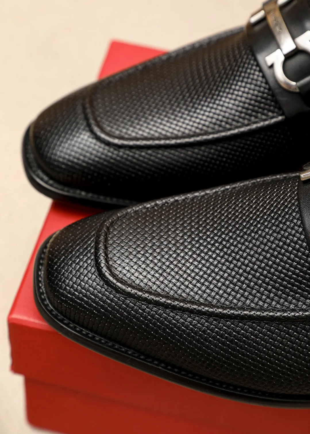 Men's shoes 💰462 💐 Product trademark: Ferragamo "Ferragamo" casual leather shoes Regular size: 38-44 (45.46🉑️customized) Product materials: Selected imported first-layer calfskin embossed upper + luxury hardware buckle, imported water-dyed cow leather lining. Strong three-dimensional visual effect, original outsole color: 2 colors available